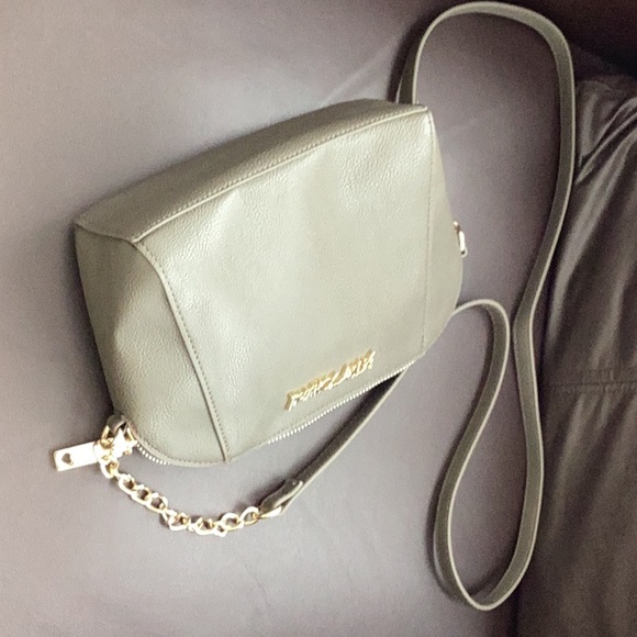 Betsy Johnson Leather Grey zipper top crossbody bag, new - Picture 5 of 8